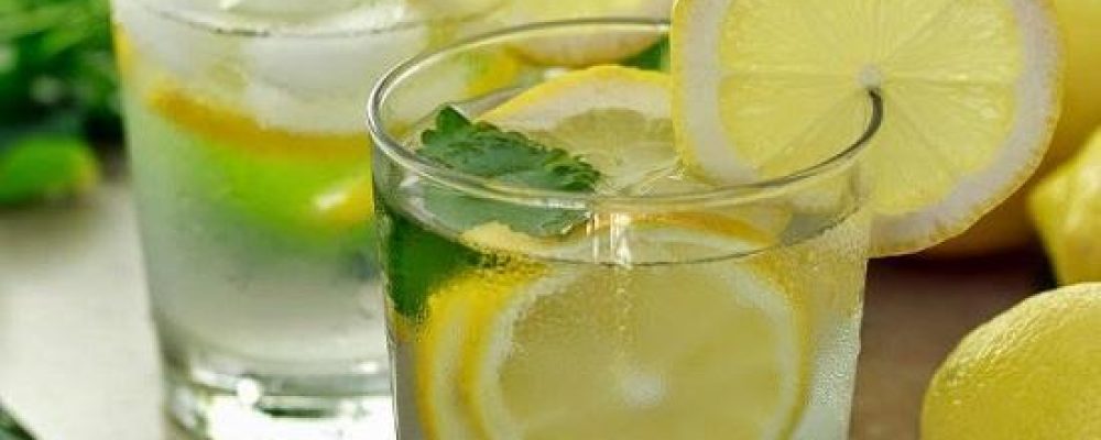 ΕΙΠΑΝ ΟΤΙ Η ΚΑΤΑΝΑΛΩΣΗ ΝΕΡΟΥ ΜΕ ΛΕΜΟΝΙ ΤΟ ΠΡΩΙ ΚΑΝΕΙ ΚΑΛΟ ΣΤΗΝ ΥΓΕΙΑ. ΝΑ ΟΜΩΣ ΤΙ ΔΕΝ ΣΑΣ ΕΙΠΑΝ!