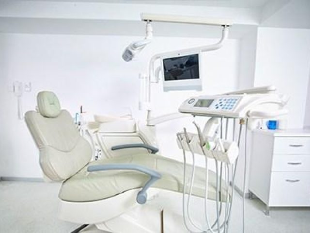ΧΕΙΡΟΥΡΓΟΣ ΟΔΟΝΤΙΑΤΡΟΣ ΕΠΤΑΠΥΡΓΙΟ ΘΕΣΣΑΛΟΝΙΚΗ | ΣΑΚΑΒΕΛΗΣ ΒΑΣΙΛΕΙΟΣ